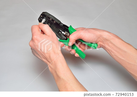 The installer computer networks of the tongs compresses the connector 72940153