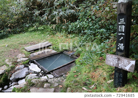 Japanese secret hot spring, Renge Onsen, autumn, autumn leaves, open-air bath Japanese secret hot spring, Renge Onsen, autumn, autumn leaves, open-air bath 72941685