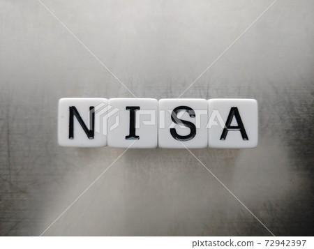 骰子字母2在明亮的光線下與NISA對齊 72942397