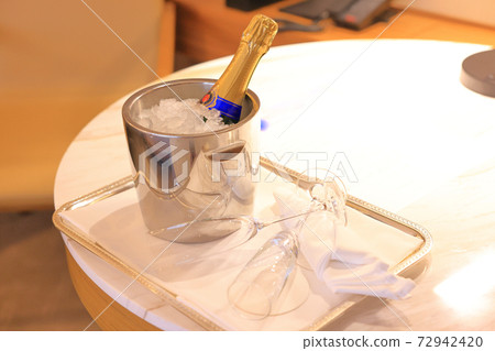 Champagne and glasses 72942420