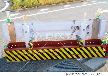 Temporary guardrail 72942435