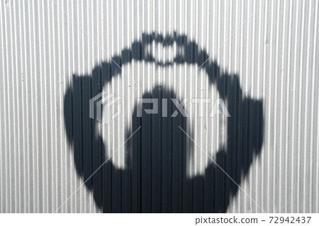 剪影反映在瓦楞紙上 剪影反映在瓦楞紙上 72942437