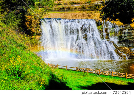 彩虹和水滴 72942594