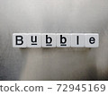 骰子字母1排列在明亮的燈光下的泡泡 72945169