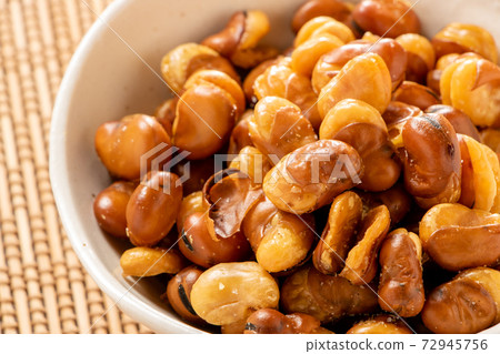 Ikari beans (broad beans). 72945756