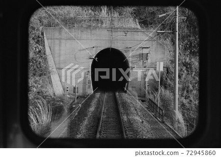 岩越西線列車窗口小坂山隧道 72945860
