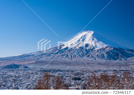 （山梨縣）從降雪的淺間公園看富士山 72946317
