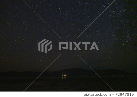 沖繩海灘上奧巴馬島的星空 72947819