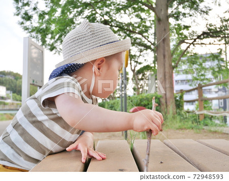 蹣跚學步玩一個墮落的樹枝 72948593