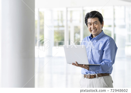 Senior man with a laptop Senior man with a laptop 72948602