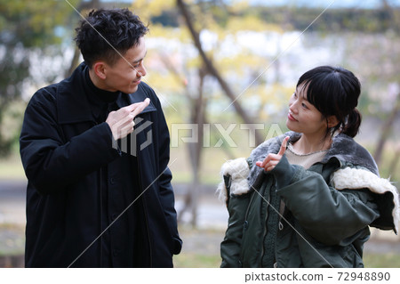 Image of a couple speaking sign language "What do you like?" "Ramen" 72948890