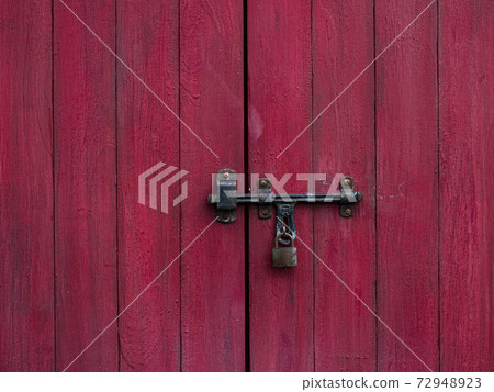 Red door and barrel 72948923