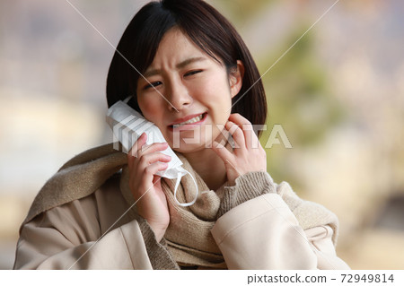 A woman whose skin becomes itchy with a mask 72949814