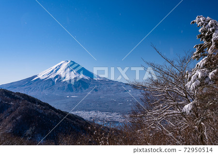 （山梨縣）從白雪的三坂Pass見到的富士山 72950514
