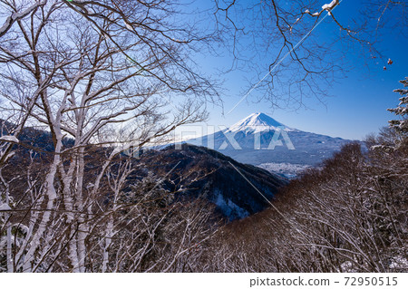 (山梨縣)從白雪的三坂Pass見到的富士山 (山梨縣)從白雪的三坂Pass見到的富士山 72950515