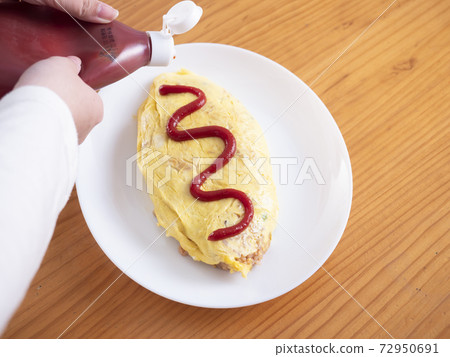 Ketchup omelet rice 72950691