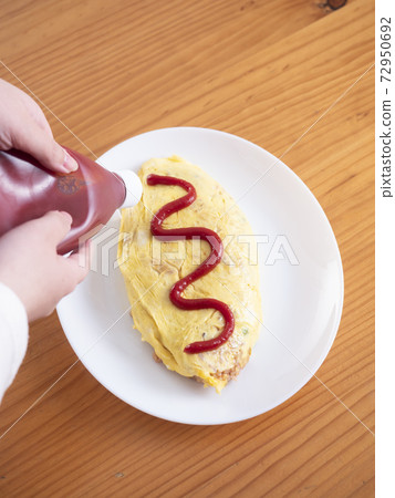 Ketchup omelet rice 72950692