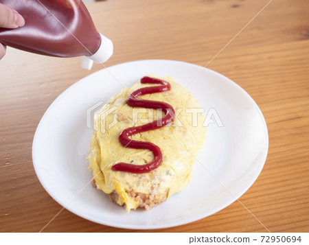 Ketchup omelet rice 72950694