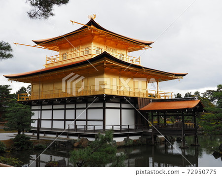 在冬天的金閣寺，茅草屋頂的更換已經完成。 72950775