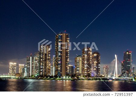 東京都月島的高層公寓的夜景 72951397