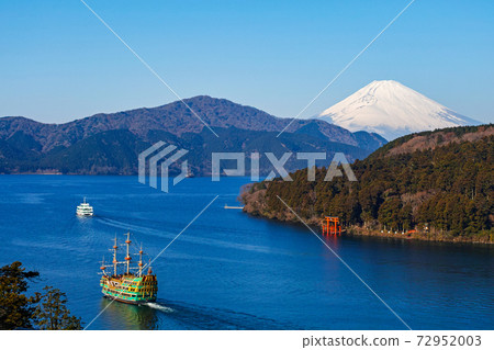 神奈川縣箱根/富士山，蘆之湖在陽光明媚的冬天 72952003