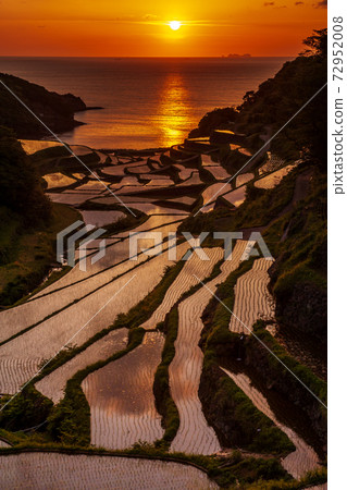 佐賀縣濱浦浦田田，被玄海那田的紅色夕陽照亮 72952008