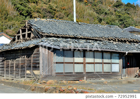 Abandoned house along the highway Abandoned house along the highway 72952991