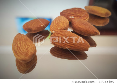 Raw Almonds Raw Almonds 72953169