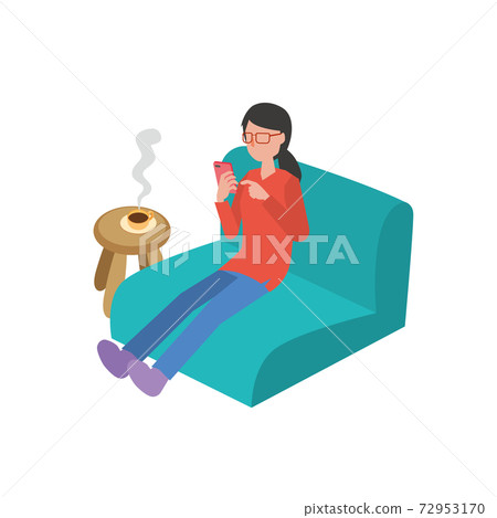 一個女人坐在沙發上,喝咖啡,放鬆 一個女人坐在沙發上,喝咖啡,放鬆 72953170