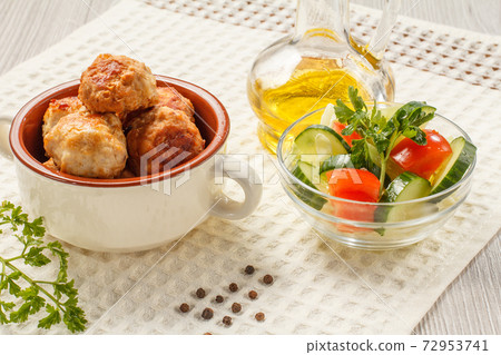 Fried meat cutlets in ceramic soup bowl and bottle with sunflower oil Fried meat cutlets in ceramic soup bowl and bottle with sunflower oil 72953741