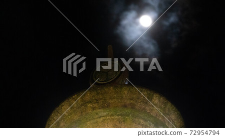 The moon that illuminates the Tokugawa family memorial tower The moon that illuminates the Tokugawa family memorial tower 72954794