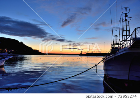 Morning of Inatori Harbor Morning of Inatori Harbor 72955274