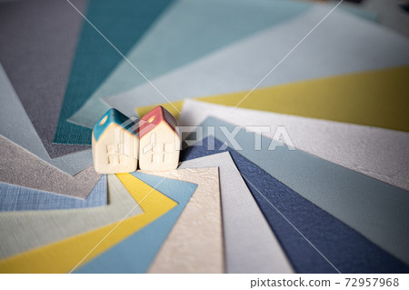 Small house and wallpaper sample 72957968