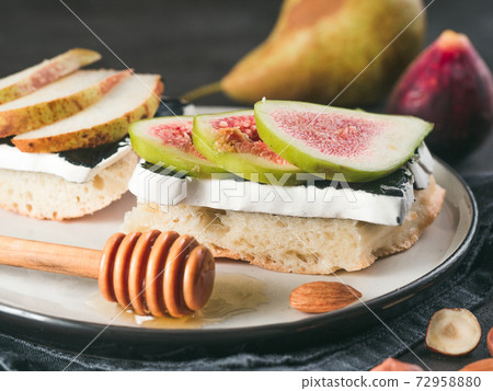 Toast with black camembert cheese and figs 72958880