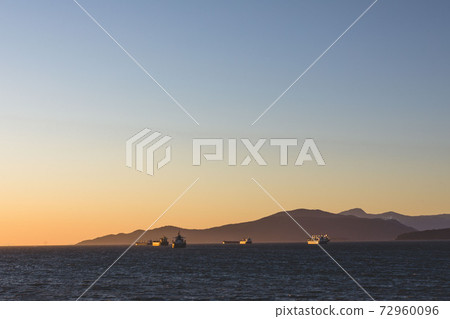 Autumn dusk in Canada 72960096