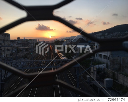 Setting sun 72963474