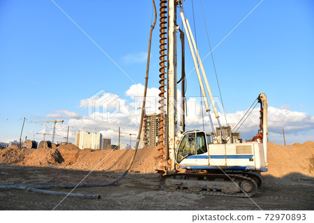 Vertical tamrock pile foundation drilling machine. Vertical tamrock pile foundation drilling machine. 72970893