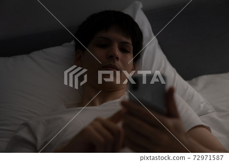 上床睡覺之前，一個20多歲的男人 72971587