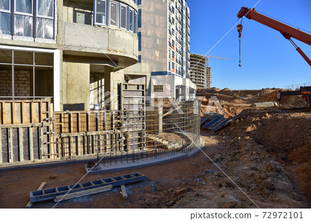 Frame of reinforcement for pouring the formwork of the porch at the entrance of residential building 72972101