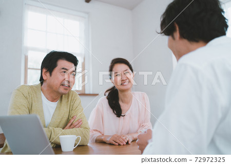 六十多歲的夫婦接受諮詢 72972325