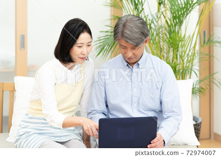 Middle couple seeing personal computers 72974007
