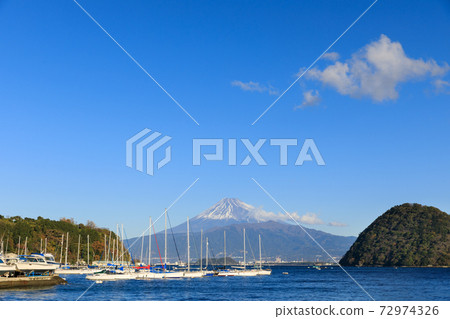 靜岡伊豆_長濱遊艇港和富士山 72974326