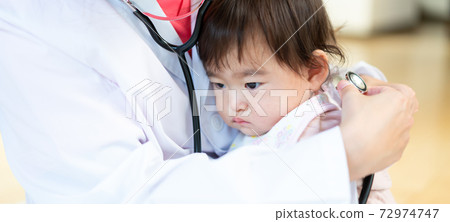 年輕的女醫生抱著一個昏昏欲睡的嬰兒橫幅尺寸擁抱並接受檢查 年輕的女醫生抱著一個昏昏欲睡的嬰兒橫幅尺寸擁抱並接受檢查 72974747