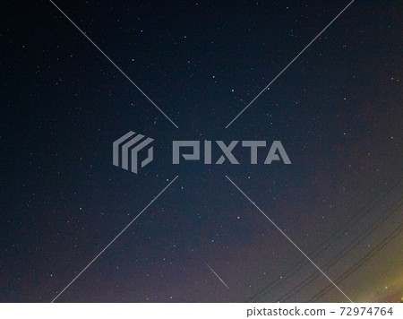 城市的燈光和流星 72974764