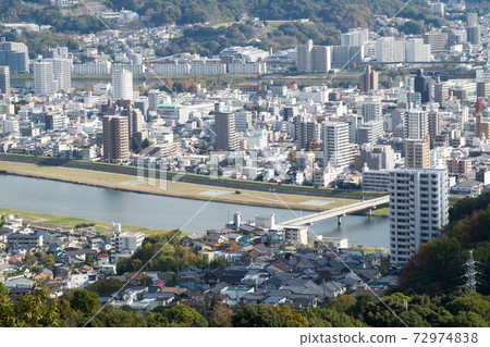 Hiroshima cityscape in late autumn as seen from Mitakiyama Hiroshima cityscape in late autumn as seen from Mitakiyama 72974838