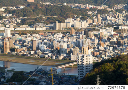 Hiroshima cityscape in late autumn as seen from Mitakiyama Hiroshima cityscape in late autumn as seen from Mitakiyama 72974876