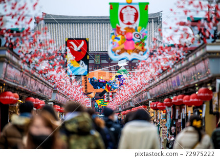 日本電暈的東京城市景觀災難年。淺草寺人群= 2020年12月30日 72975222