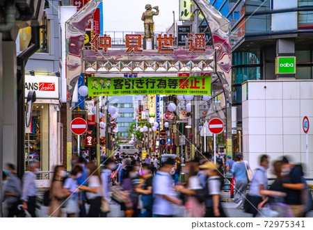 日本的川崎城市景觀：看著川崎站前的仲見世路（人數增加）= 2020年7月1日 72975341