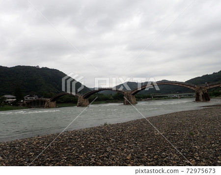 錦帶橋是一座橫跨日本山口縣岩國市的錦木河的木拱橋，是日本三座著名的橋樑和日本三座怪異的大橋之一。 72975673