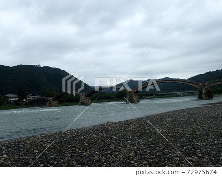 錦帶橋是一座橫跨日本山口縣岩國市的錦木河的木拱橋,是日本三座著名的橋樑和日本三座怪異的大橋之一。 錦帶橋是一座橫跨日本山口縣岩國市的錦木河的木拱橋,是日本三座著名的橋樑和日本三座怪異的大橋之一。 72975674